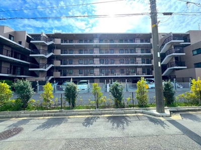 【外観】 | 2020年2月築！駅までフラットアプローチ9分！ディアスタ横浜瀬谷 | モダンな外観を彩る植栽計画。