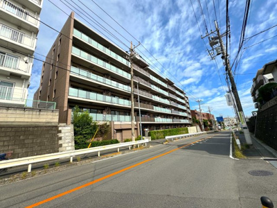 【外観】 | 2020年2月築！駅までフラットアプローチ9分！ディアスタ横浜瀬谷 | 通りに面した外観はガラスの手すりが映えるモダンな表情。
陽当たり良好な南向き側。