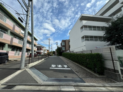 【その他】 | 2020年2月築！駅までフラットアプローチ9分！ディアスタ横浜瀬谷 | エントランスから全面道路まで距離があるので急な飛び出しにも安心です。