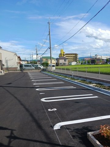 シャトーグロワールの駐車場|車をお持ちの方に嬉しい駐車場付きの物件です