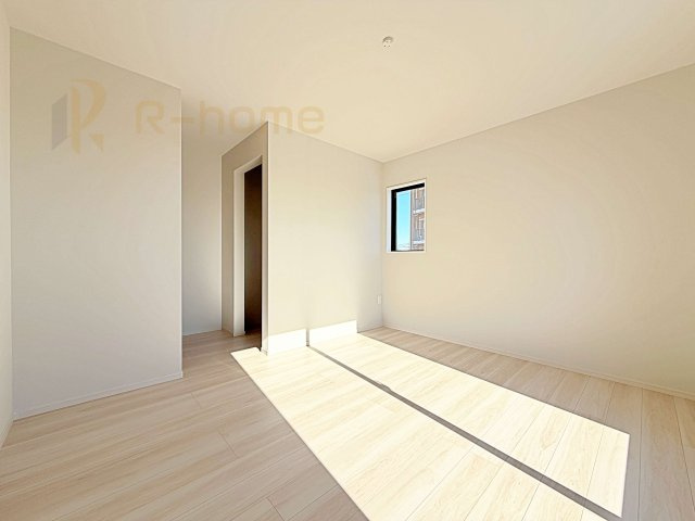 水戸市河和田12期　新築戸建て　1号棟の洋室|収納便利なウォークインクローゼット付きの洋室♪
明るく風通しの良いお部屋です♪