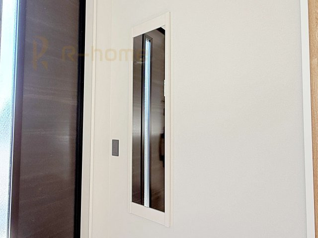 水戸市河和田12期　新築戸建て　1号棟の玄関|お出かけ時に嬉しいミラー付きの玄関！