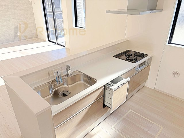 水戸市河和田12期　新築戸建て　1号棟のキッチン|料理をしながら家族とコミュニケーションが取れる対面式システムキッチン。便利なビルトイン食洗機付き！