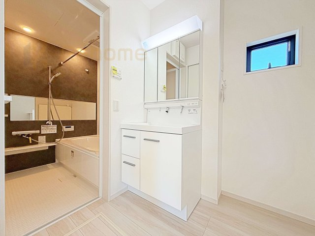 水戸市河和田12期　新築戸建て　1号棟の洗面所|清潔感溢れる洗面台は嬉しい三面鏡付き。洗剤や歯ブラシなどもすっきり収納できます♪