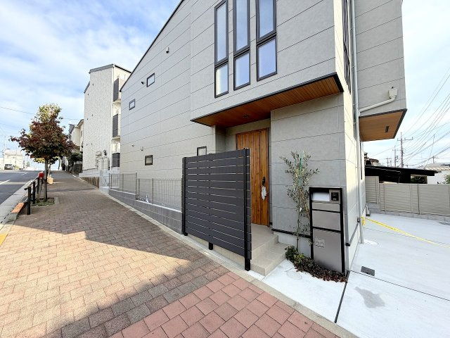 福生市武蔵野台2丁目　中古戸建の前面道路含む現地写真