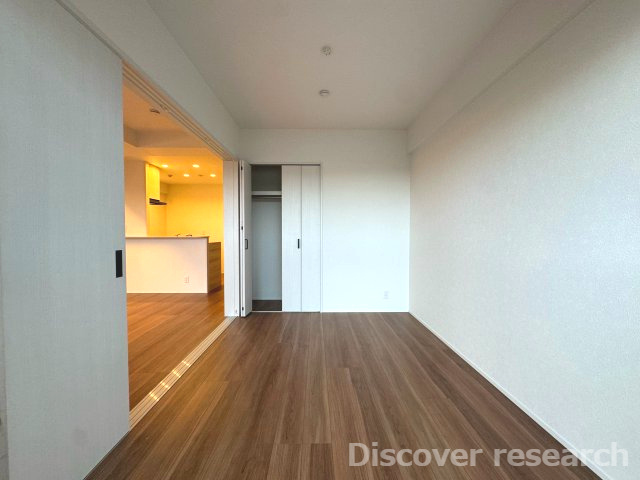 石神井公園ヒミコマンションの洋室|【洋室（約4.9帖）】
東向きにつき陽当たり良好な洋室です。LDKと一体利用も可能。
※写真では電球がついておりません。