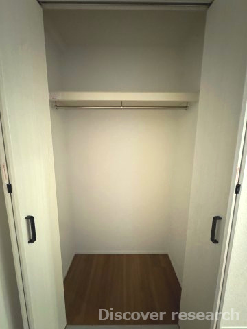 石神井公園ヒミコマンションの収納|【クローゼット】
服の他にも上部に小物系も収納可能です。