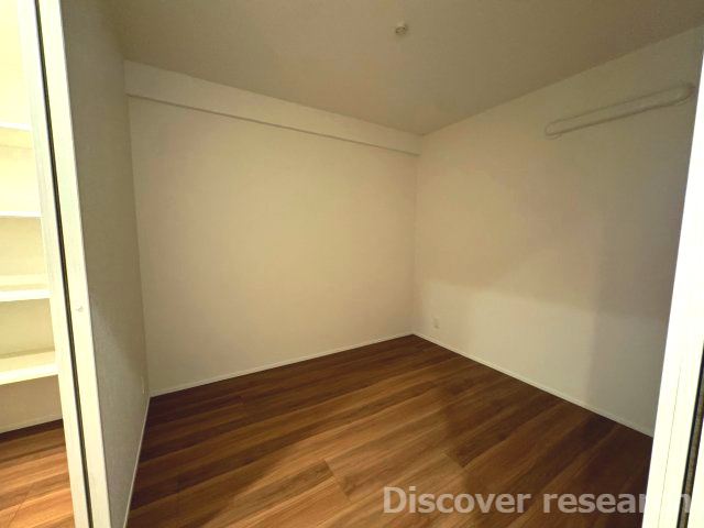 石神井公園ヒミコマンションの洋室|【サービスルーム（約4.5帖）】
洋室としても使用可能なサービスルームです。家具を配置しやすそうなお部屋です。
※写真では電球がついておりません。