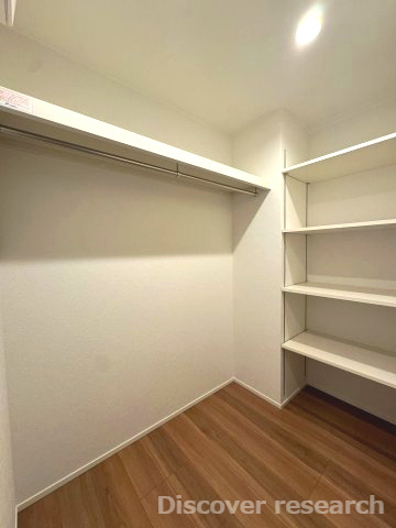 石神井公園ヒミコマンションの収納|【ウォークインクローゼット】
広々とした収納スペースがあり洋服の他のにもキャリーケースなどの大きめの荷物も収納しておくことができます。