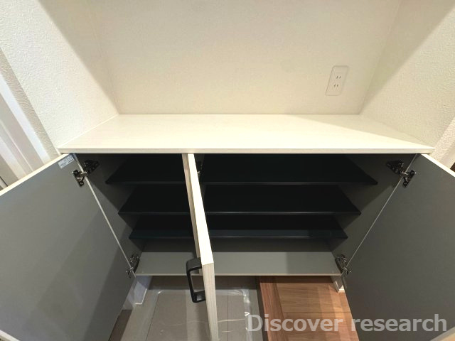 石神井公園ヒミコマンションの収納|シューズボックスの上部が棚になっていて鍵やインテリアを置いておくこともできそうです。