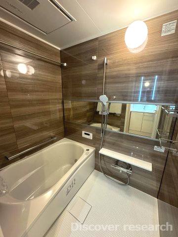 石神井公園ヒミコマンションの浴室|【浴室】
スライドシャワー、ワイドミラーなので小さなお子様でもご安心してご使用いただけます。
雨の日には浴室乾燥機があるので洗濯物を干すことも可能です。