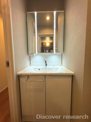 石神井公園ヒミコマンションの独立洗面台|三面鏡裏には収納スペースが設けられており歯ブラシやドライヤーなどを収納しておくことができます。