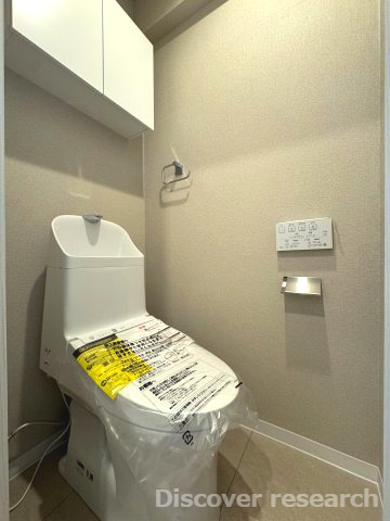 石神井公園ヒミコマンションのトイレ|【トイレ】
白を基調とした落ち着きのあるトイレです。
上部には収納棚があり掃除用具やペーパーなどを収納できます。