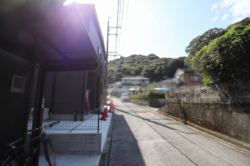 朝倉己　新築戸建　【モデルハウス】の前面道路含む現地写真