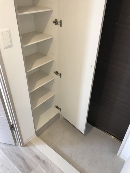 アールズコート千種イーストの玄関