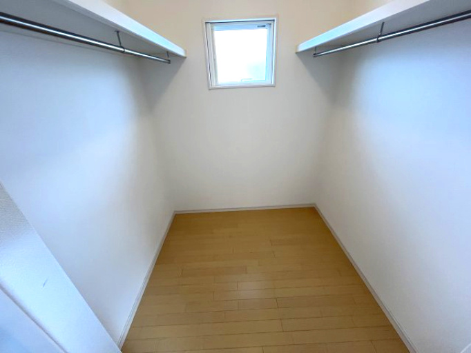 山形市嶋北2丁目16-11の寝室|寝室のウオークインクローゼット