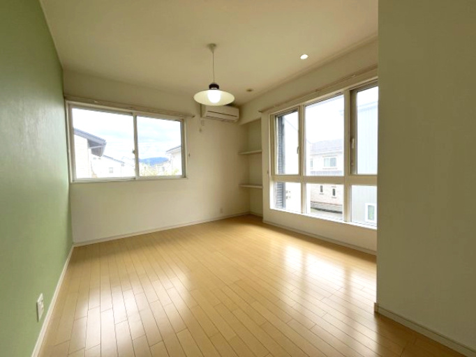 山形市嶋北2丁目16-11の洋室|南東側洋室