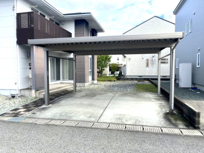 山形市嶋北2丁目16-11の駐車場|２台分のカーポート、奥にも２台分の駐車スペースがあります。