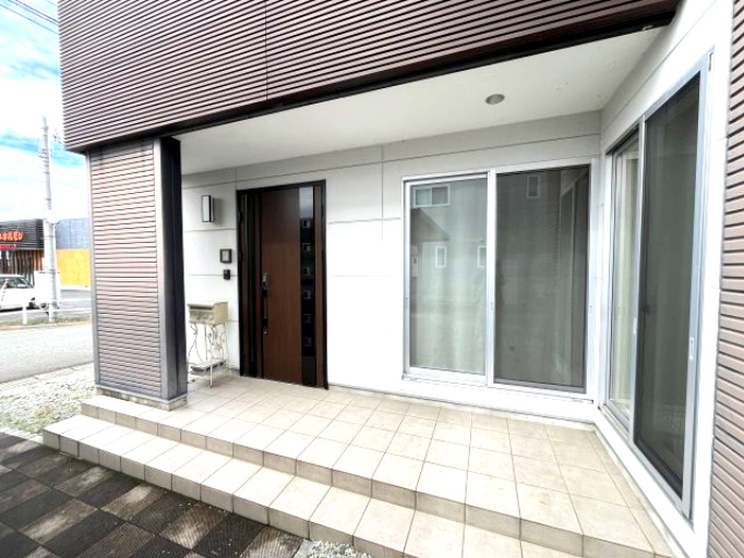 山形市嶋北2丁目16-11の玄関