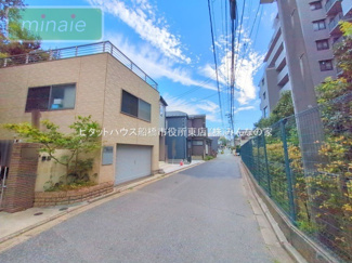 【前面道路含む現地写真】 | 水回り集中設計　廊下に大物入　宮本6　全2棟　1号棟 | 販売現地