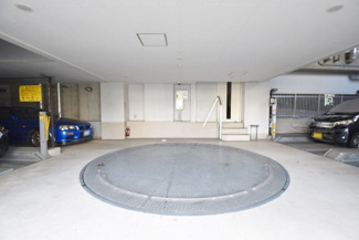 【駐車場】 | マンションの駐車場スペース。空きの有無や駐車料金、サイズ規定などについては、改めてお問い合わせください。～即日のご見学可能～　お問合せはお気軽にどうぞ。