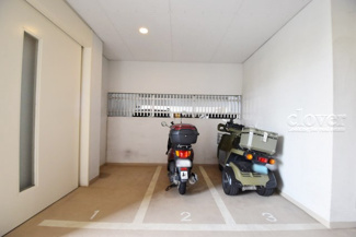 【駐車場】 | バイク置き場。空き区画の有無や駐輪料金、サイズおよび排気量規定などについては、改めてお問い合わせください。～即日のご見学可能～　お問合せはお気軽にどうぞ。