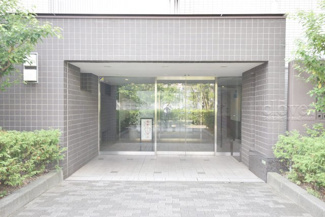 【エントランス】 | オートロックを備えた、マンションのエントランス。やはりセキュリティの観点は欠かすことができません。皆様を“安全”に送り出し、出迎えてくれます。～即日のご見学可能～　お問合せはお気軽にどうぞ。