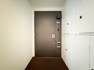 【その他共用部分】 | ダブルロック式の玄関ドアが皆様をお出迎え。お部屋のセキュリティの観点からも、うれしい設備ですね。玄関の色もシックで良い感じです。～即日のご見学可能～　お問合せはお気軽にどうぞ。