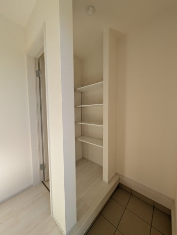 【収納】 | リーブルガーデン.S前橋市富士見町第11時沢ー④ | ウオークスルータイプのシューズインクローク♪