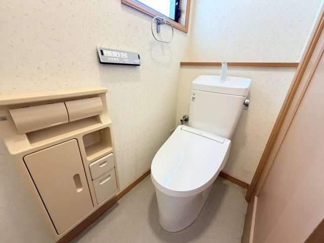 【トイレ】 | 仁保南のキレイな中古戸建て！ | トイレも気になるポイント。温水洗浄便座付きで快適で清潔感のある空間になっています。２階にもトイレがあるので、朝のラッシュアワーも安心です。