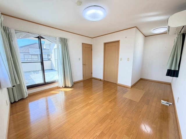 【洋室】 | 仁保南のキレイな中古戸建て！ | 2階の10帖洋室。奥まったエリアは書斎としても使えます。