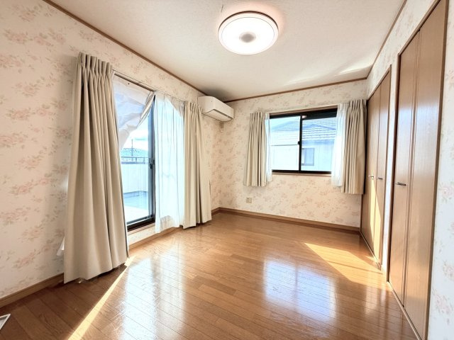 【洋室】 | 仁保南のキレイな中古戸建て！ | プライベートなお部屋では静かに時を過ごしたい。読書をして、物思いにふける・・光りに満たされた安らぎの空間を演出しています。