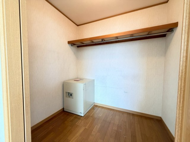 【収納】 | 仁保南のキレイな中古戸建て！ | 着替えられるくらいのスペースがあるので、身に付ける物をまとめておけば、あれこれ探すこともなくスムーズに身支度を終わらせることができます。