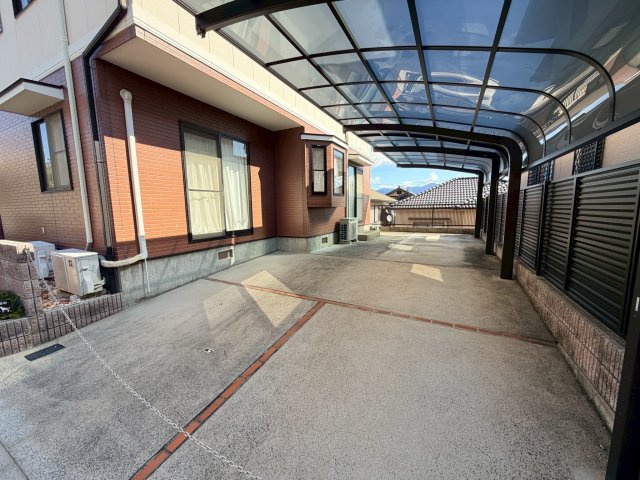 【駐車場】 | 仁保南のキレイな中古戸建て！ | 大型のカーポートが設置されたカースペース。4台でも十分駐車できます。