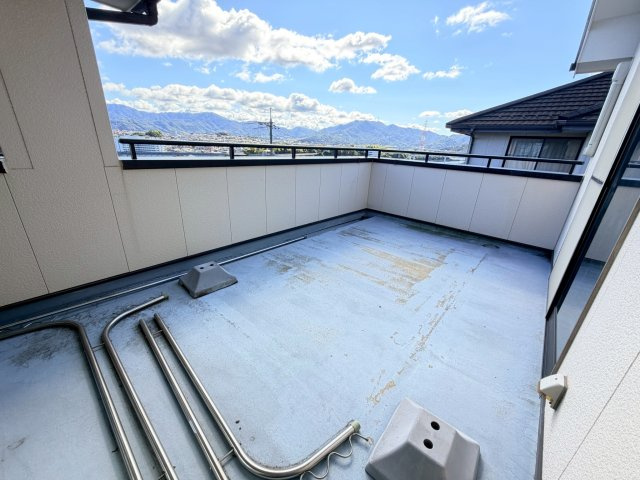 【バルコニー】 | 仁保南のキレイな中古戸建て！ | 南向きで日当り良好のバルコニーです！　少し高台にある立地なので遠くまで見渡せますよ！