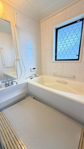 【浴室】 | 仁保南のキレイな中古戸建て！ | 広くて使いやすいお風呂です。お子さんと一緒に入浴しても余裕がありますね。しっかりと脚を伸ばして、１日の疲れを癒やせますよ！