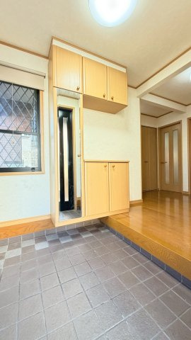 【玄関】 | 仁保南のキレイな中古戸建て！ | Downライトに照らし出される眩い新しいフローリング。ワイド幅の玄関収納には身だしなみcheck用の大型の姿見。鏡で笑顔をつくり、今日一日に想いを馳せて出かけていきたい。