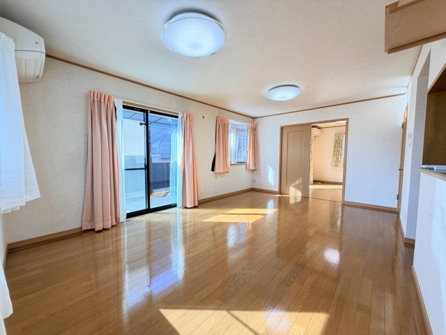 【居間・リビング】 | 仁保南のキレイな中古戸建て！ | 眩いばかりの陽の光が室内を満たしていきます。暮らす家族に、訪ねてくる友人知人に、清かで艶やかな時間をもたらしてくれる室内です。