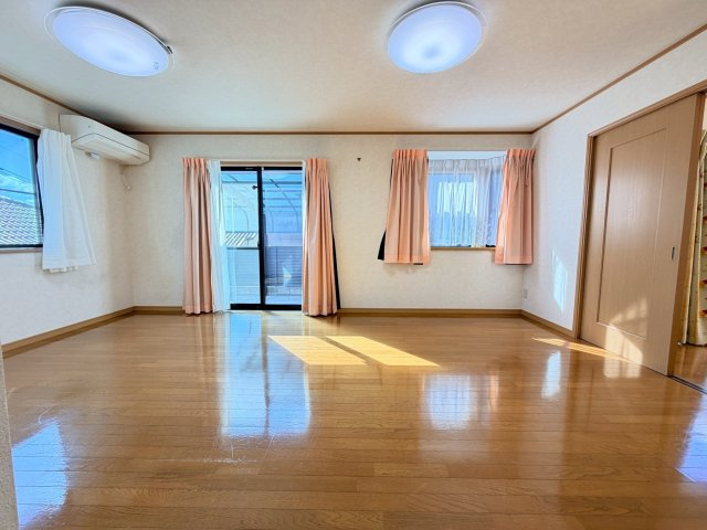 【居間・リビング】 | 仁保南のキレイな中古戸建て！ | 木調の穏やかな風合いが居心地の良さを生み出すリビング。南に広く面したリビングは、照明なしでも明るく感じられます。