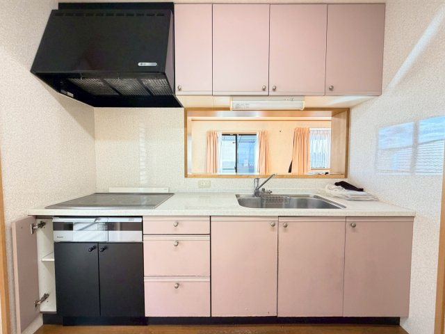 【キッチン】 | 仁保南のキレイな中古戸建て！ | おしゃれなアイランドキッチン！大きなシンク、ビルトインコンロ、大きなレンジフード、多くの引き出し収納などを備え、使いやすいキッチンです。