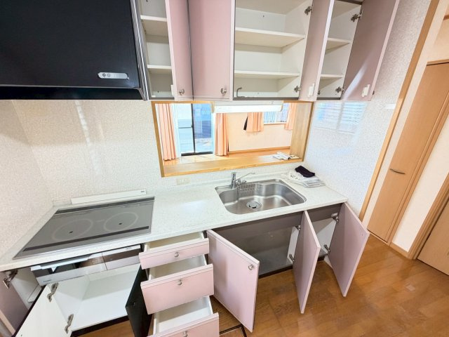 【キッチン】 | 仁保南のキレイな中古戸建て！ | たくさんの引き出しがあり、収納力は十分です！　シンクも調理スペースも広く、使いやすいキッチンです。3口IHクッキングヒーターは家事時間の効率化に一役買ってくれそうです。