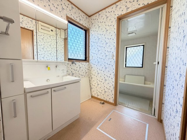 【独立洗面台】 | 仁保南のキレイな中古戸建て！ | 収納棚が設置された洗面所。シャンプーやリンス、ボディソープなど様々なストック物を保管しておけるのは助かりますね！　窓が設置されているので明るく換気がしやすい！