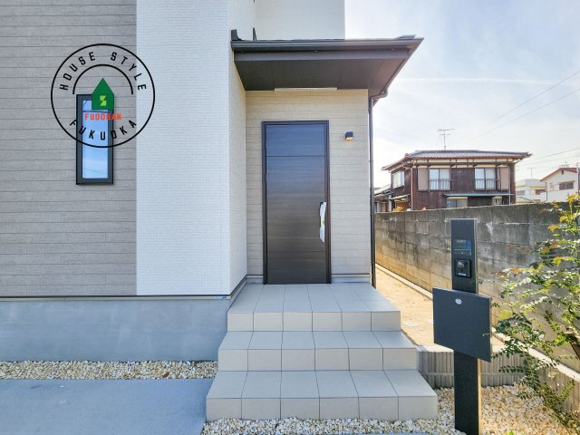 福岡市西区泉3丁目第1-2棟（A号棟)の玄関|おでかけの時も帰った時も、「我が家」を最初に感じでもらえる素敵な空間に。