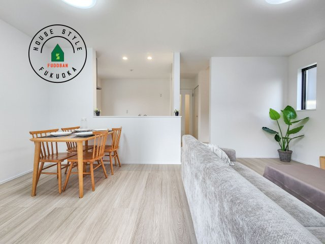 福岡市西区泉3丁目第1-2棟（A号棟)の居間・リビング|キッチンからリビングをしっかり確認できます。家族の笑顔があふれる空間になりそうですね。同社