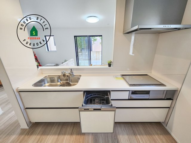 福岡市西区泉3丁目第1-2棟（A号棟)のキッチン|ご家族を近くに感じられる対面キッチンのLDK。会話もはずみそうですね。