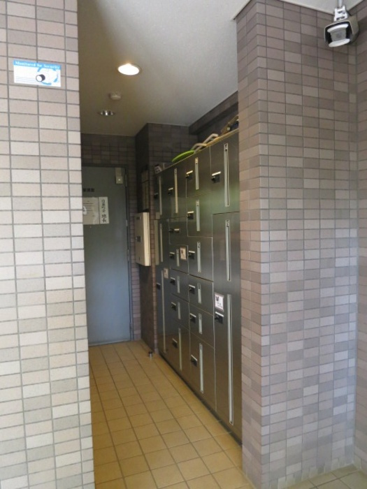 グランディス新八柱のエントランス|宅配ボックス