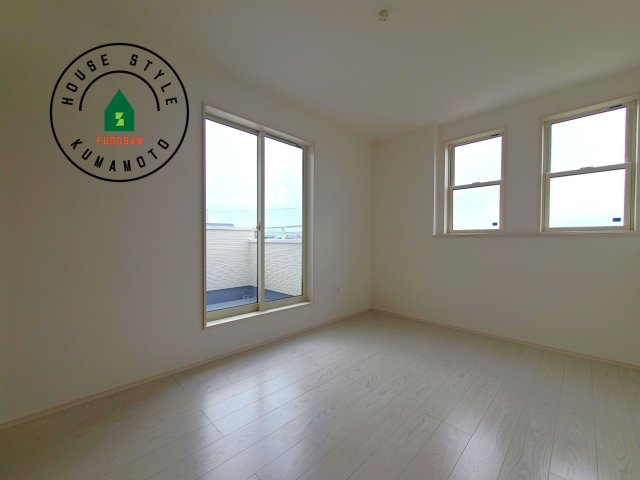 熊本市北区植木町一木第4-1棟（2号棟）　の内観：施工例|柔らかい陽光が差し込む明るいお部屋を演出する設計。彩光の取れる窓が気持ちの良いお部屋を創り上げます。