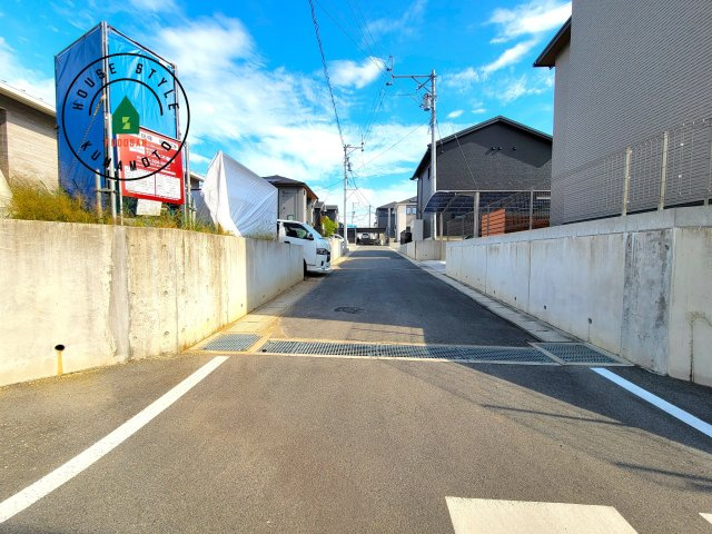 熊本市北区植木町一木第4-1棟（2号棟）　の前面道路含む現地写真|前面道路は閑静な住宅地をはしる車通りの少ない道路。お車の出し入れが苦手なママや小さなお子様にも安心ですね。しっかり舗装もされているので、ベビーカーや自転車で通っても快適に通行できます。