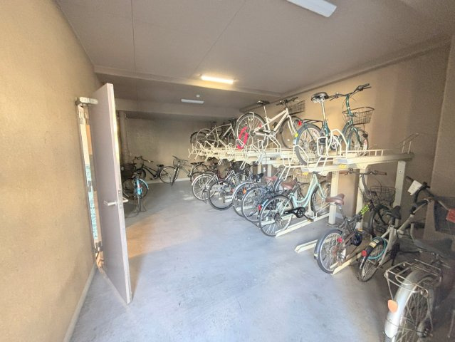 リーガル新大阪2の駐車場