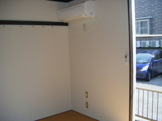 コーポジュネスの居間・リビング|エアコン付きです。